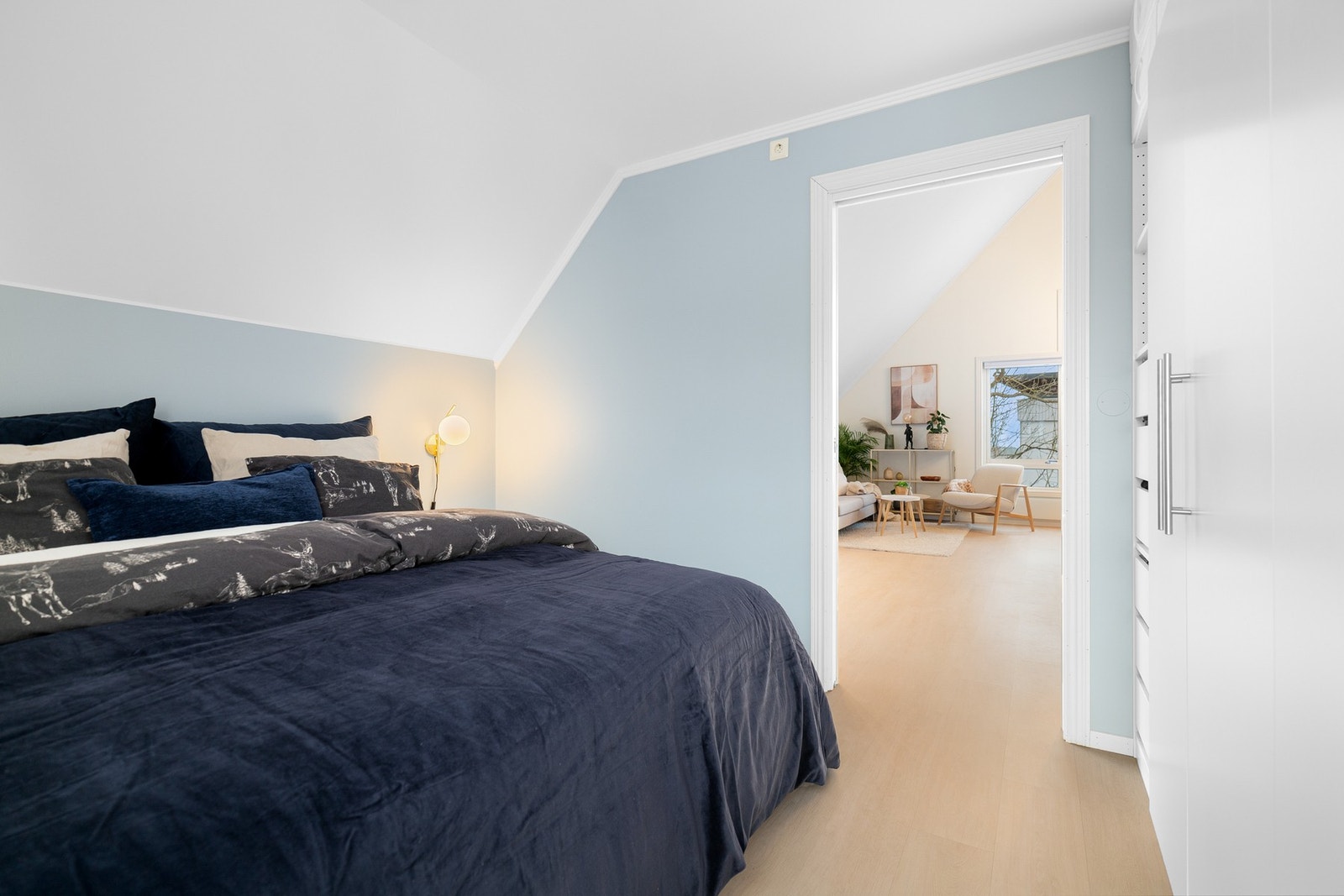 - Legg merke til garderobeskapene som strekker seg fra gulv til tak på venstre høyre side i bildet - Galleribilde