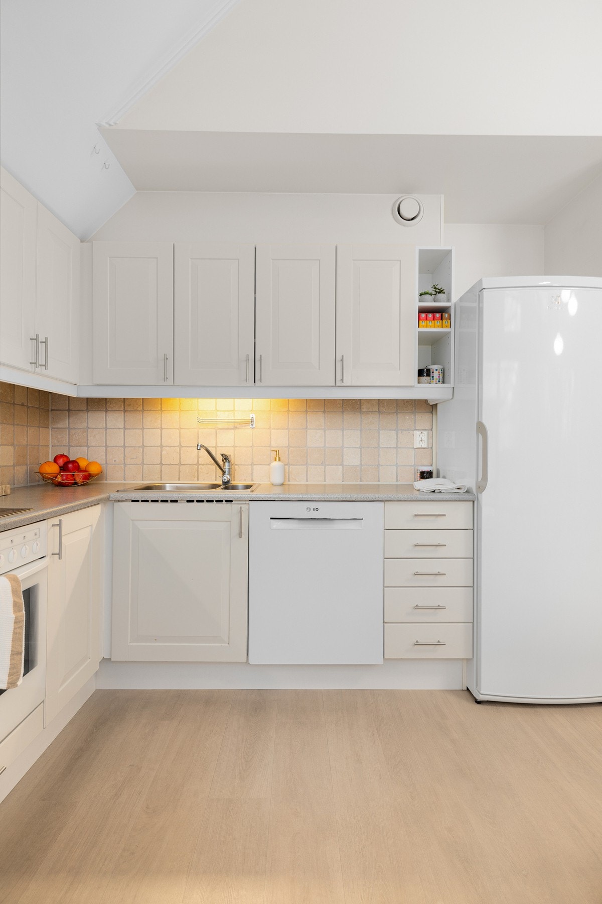 - Innredningen byr på godt med skap- og benkeplass, og hvitevarene på kjøkken medfølger - Galleribilde