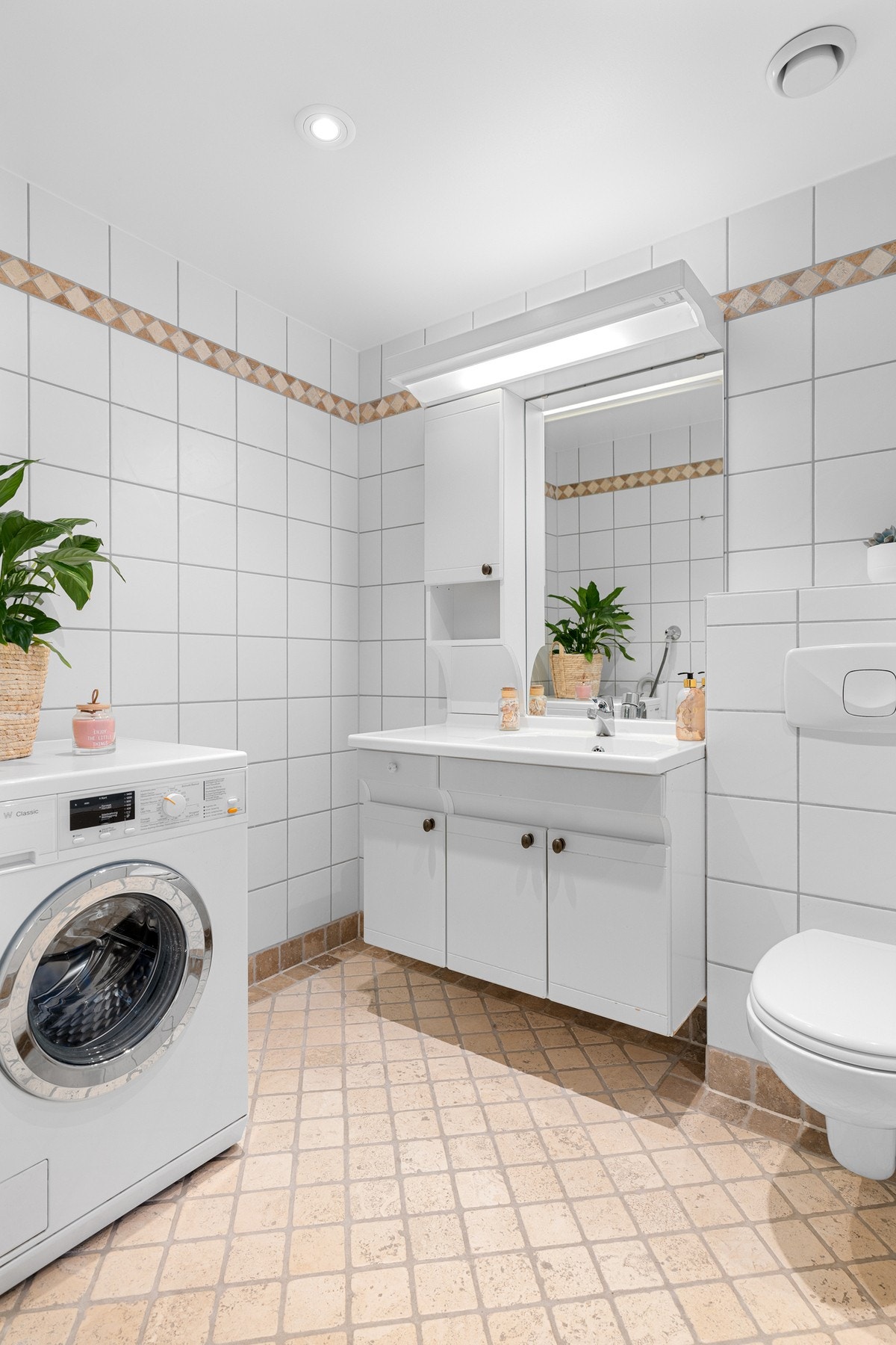 - Badet oppleves romslig og er fra byggeår - Galleribilde