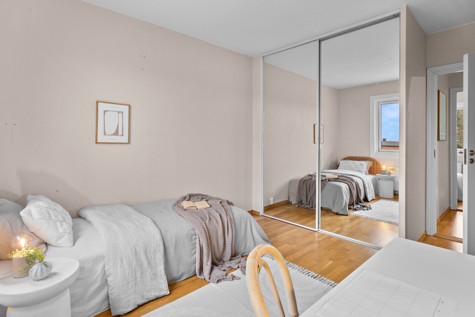 Soverom 2 er av god størrelse med plass til seng, stor garderobeløsning og annet ønske møblement. Galleribilde