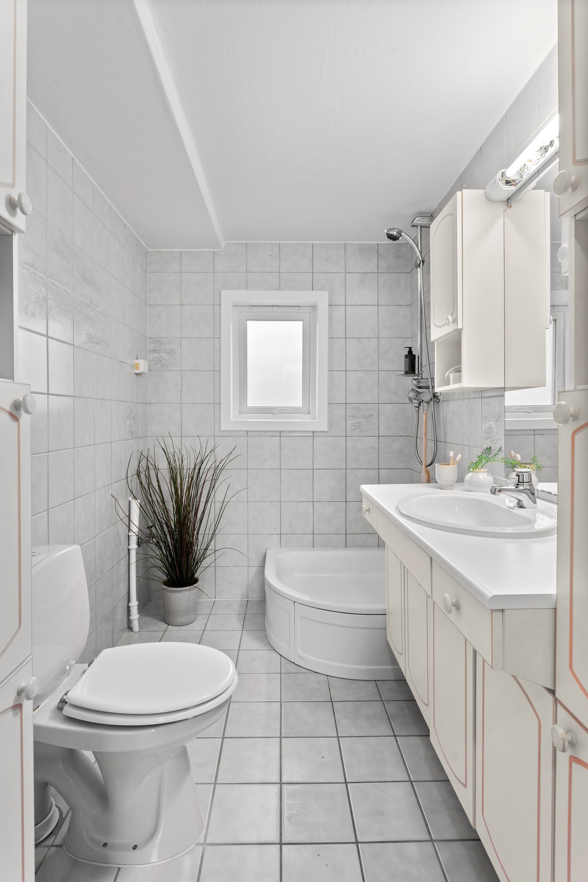 Eldre flislagt, baderom med varmekabler på gulv med moderniseringsbehov. Nytt PVC-vindu skiftet i 2025. Galleribilde