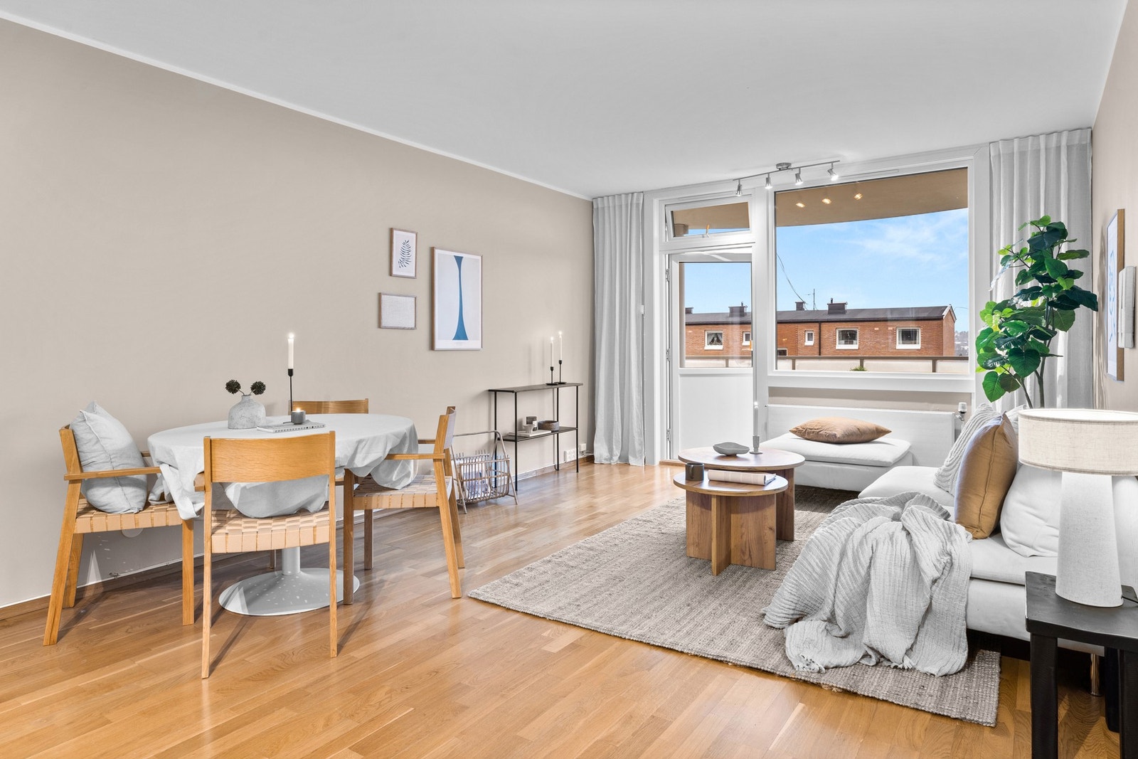 Leiligheten har en godt utnyttet planløsning med store vindusflater (2025) som ble skiftet i regi av borettslaget. Galleribilde