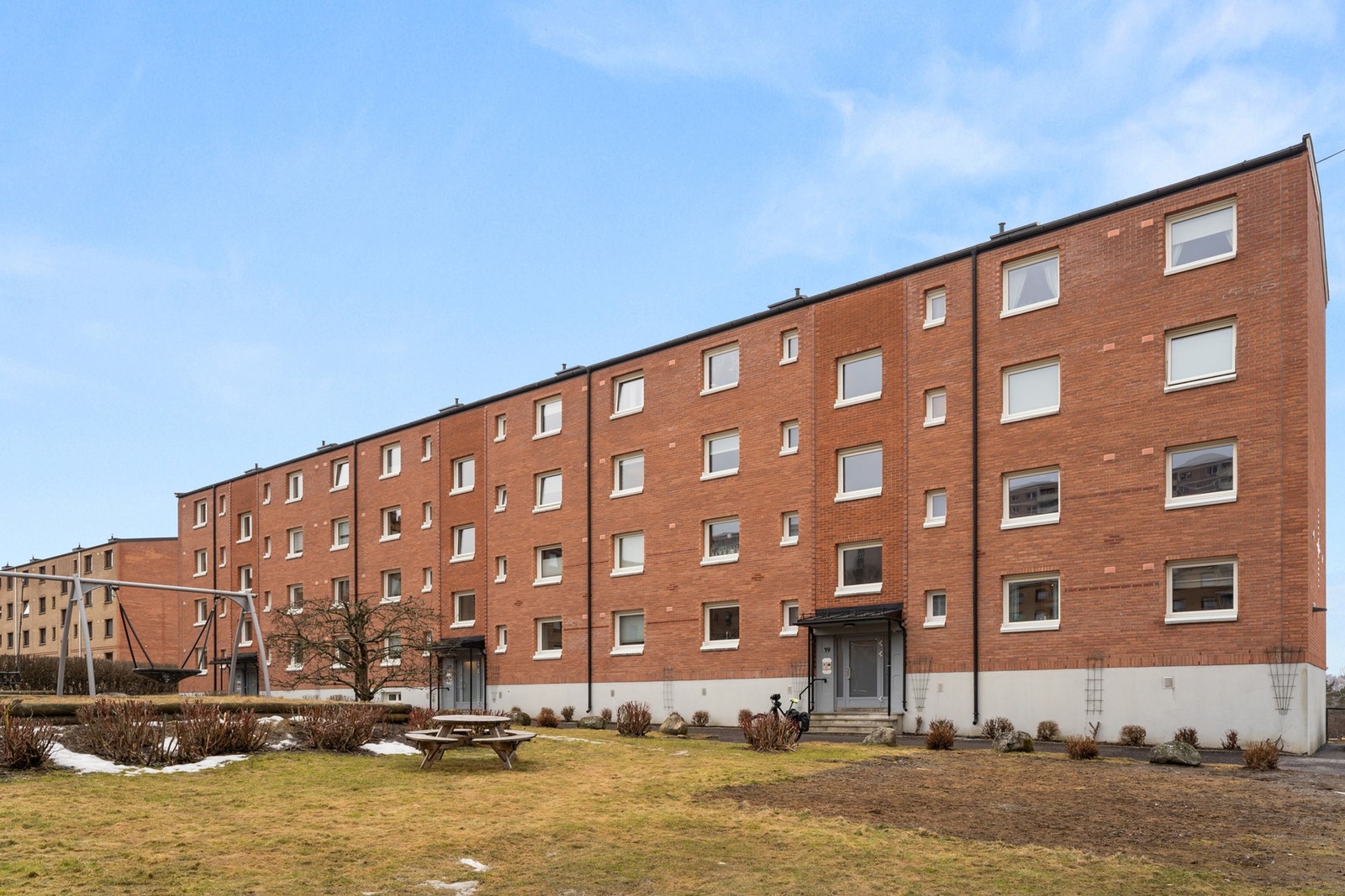 Her flytter du til et veldrevet borettslag bestående av 96 andeler fordelt på fire blokker. Fast parkeringsplass kan leies etter venteliste i borettslaget. Galleribilde