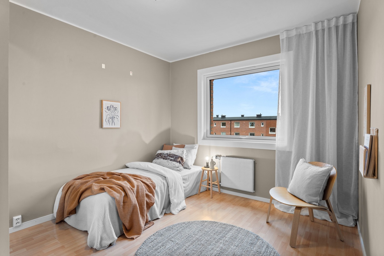 Tre soverom gir valgfrihet, hvor et av disse kan benyttes som gjesterom eller kontor. Galleribilde