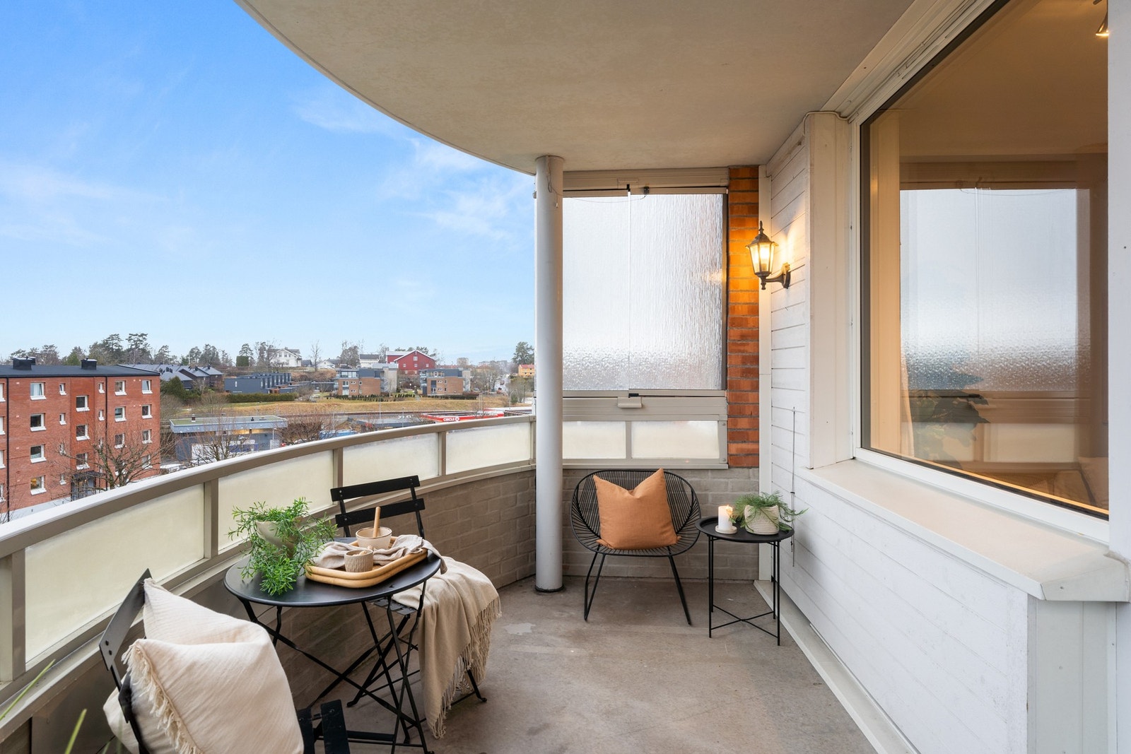 Fra stuen er det utgang til romslig balkong på ca. 8 m² Galleribilde