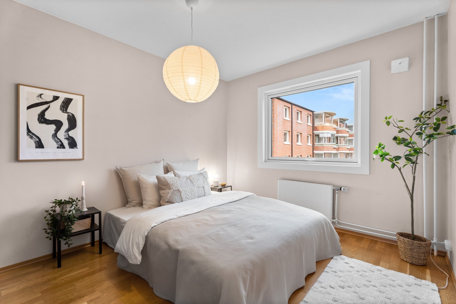 Leiligheten har tre gode soverom som ligger behagelig adskilt i hver sin del av leiligheten. Galleribilde