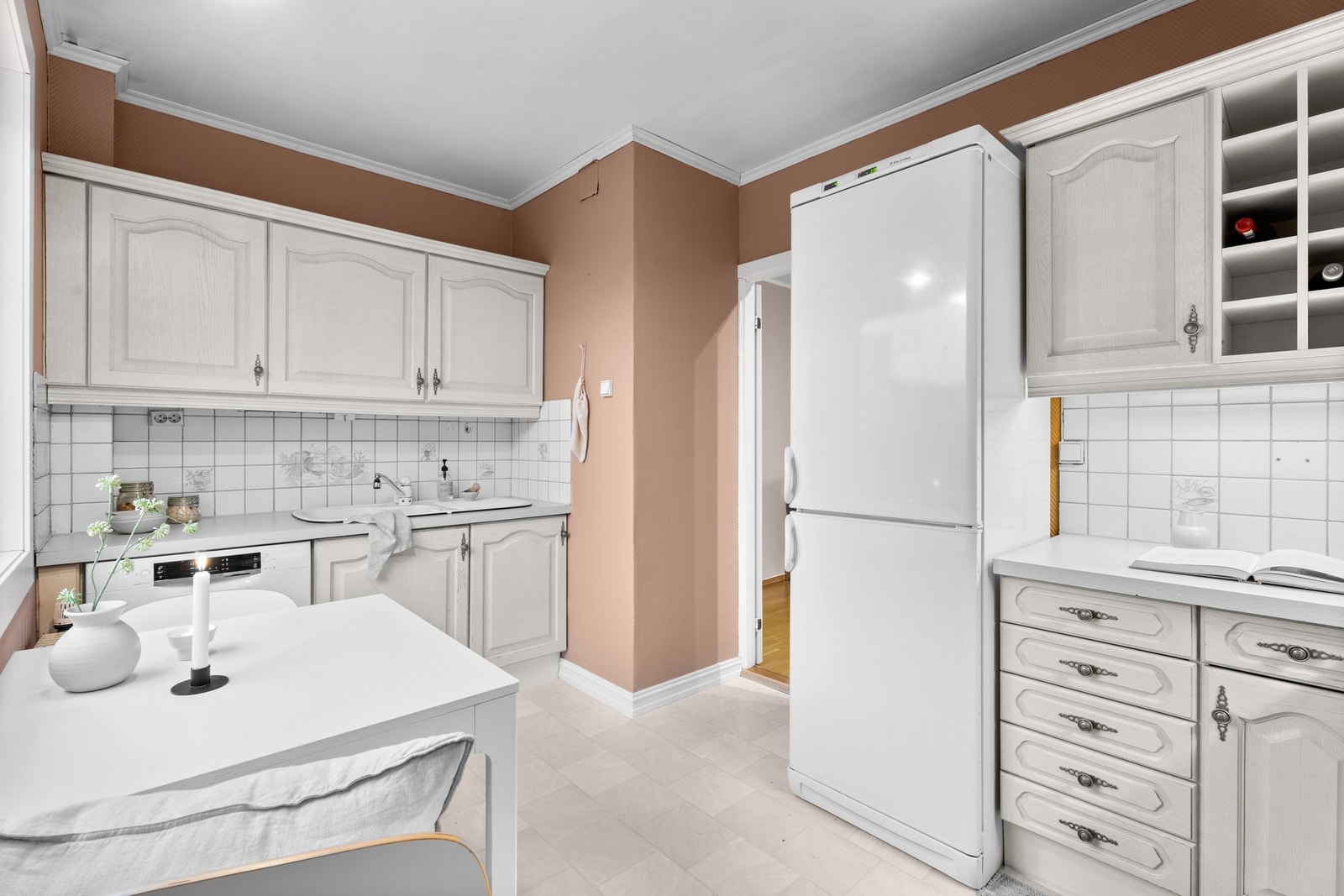 Videre er kjøkkenet utstyrt med integrerte hvitevarer som stekeovn og platetopp, oppvaskmaskin, samt frittstående kjøl- og fryseskap. Galleribilde