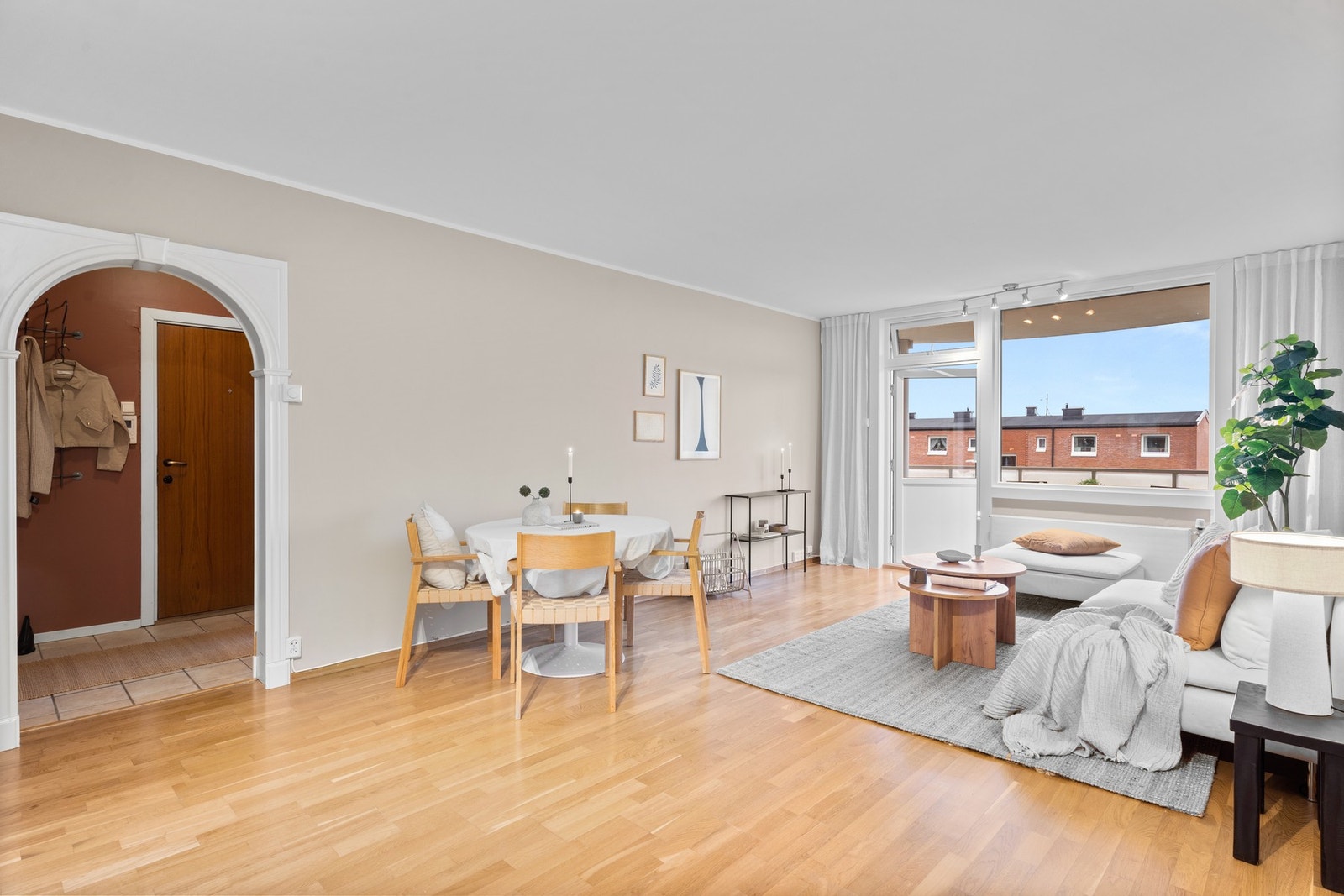 Her flytter du inn til et veldrevet borettslag. Her er blant annet tak, hoveddør med nytt calling-system og vindu- og balkongdør skiftet de senere år. Galleribilde