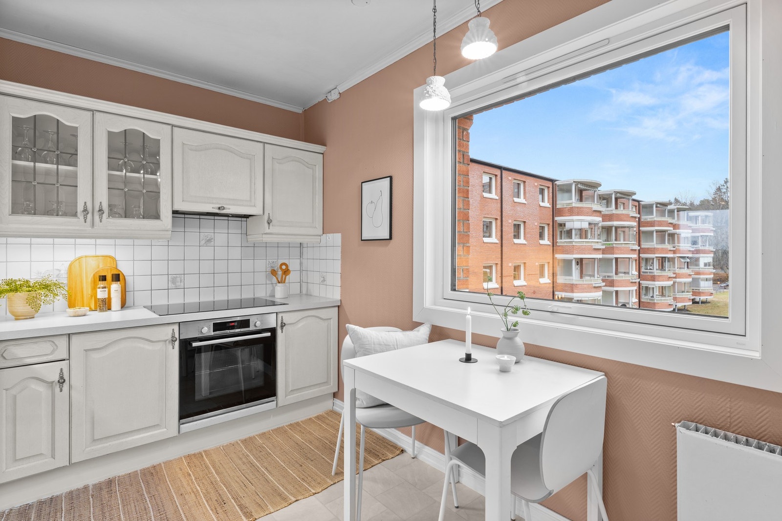 Fra stuen er det adkomst til et lyst og separat kjøkken. Galleribilde