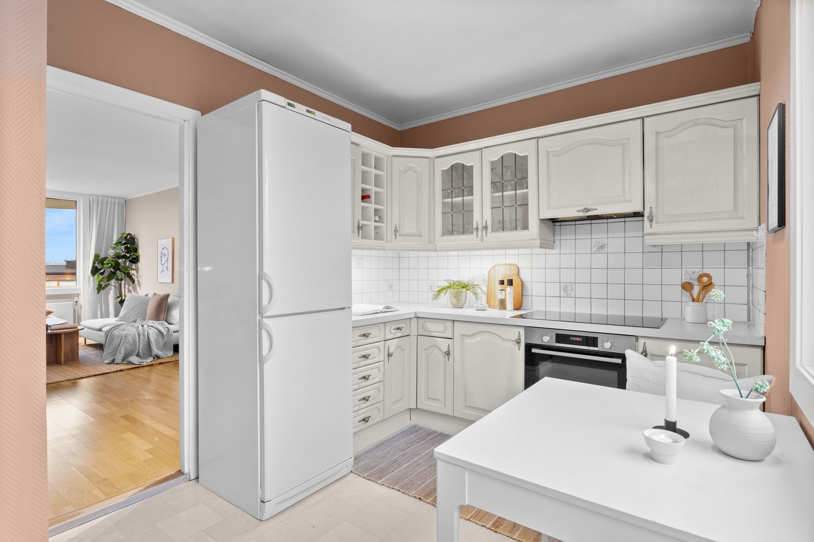 Enkelte naboer i borettslaget har åpnet opp deler av kjøkkenet, til fordel for stue- og kjøkken i åpen løsning. Galleribilde