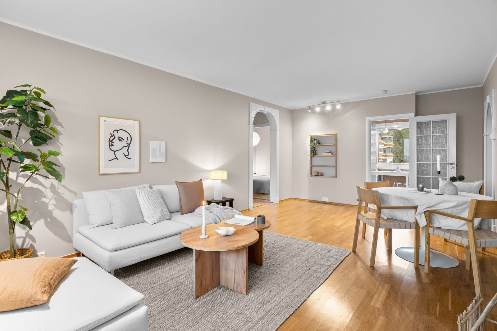 Nåværende eier har brukt ca. 3463 kWh strøm i året som tilsvarer kr 2 317,- i strømutgifter. Galleribilde