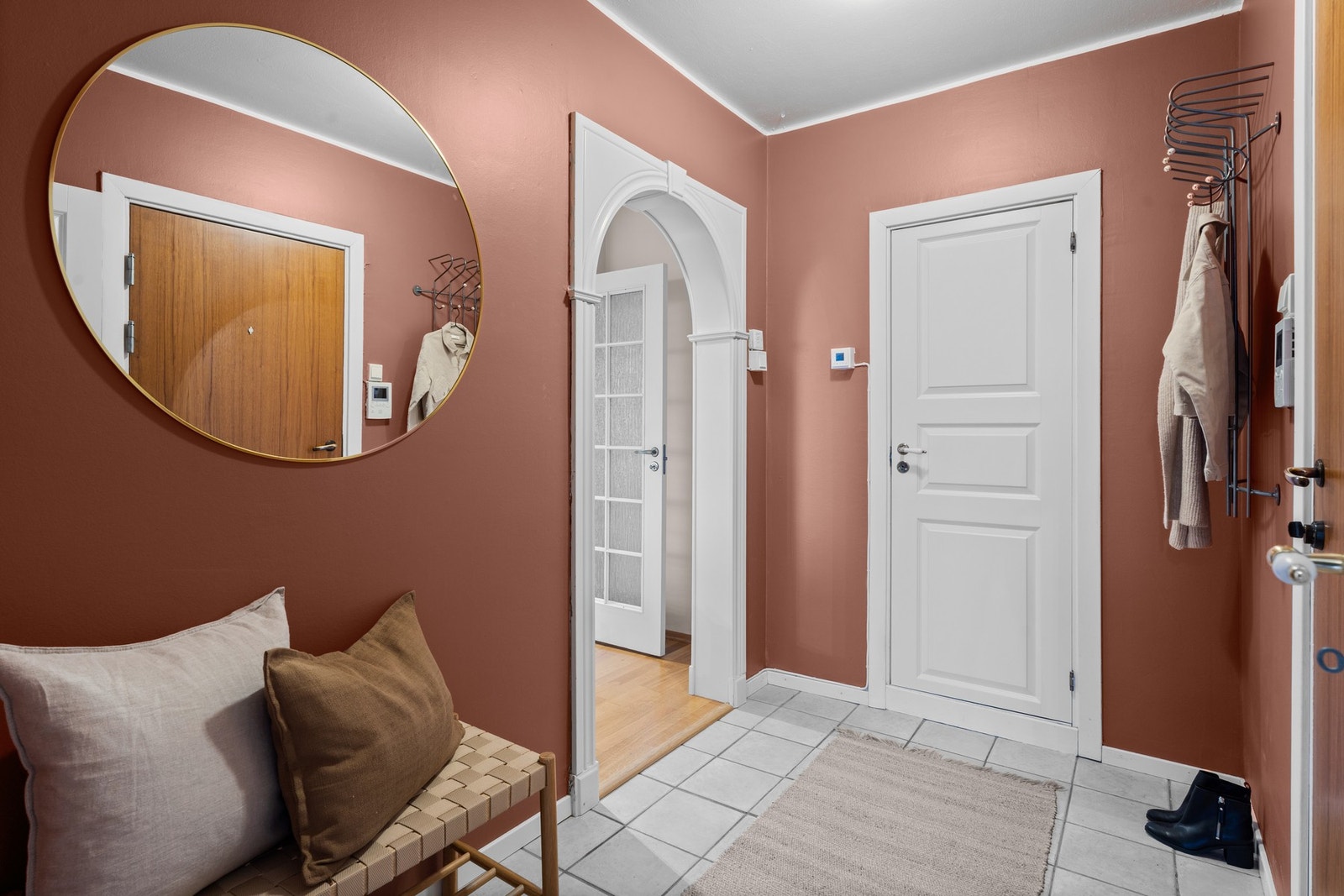 Du ønskes velkommen inn hyggelig entré med fliser i gulv, samt en praktisk innvendig bod for enkel lagring. Galleribilde