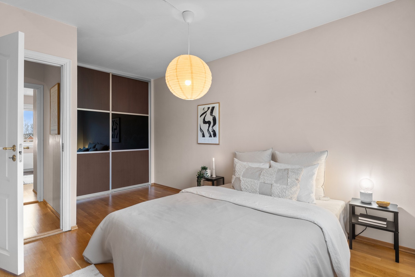 Tidligere innvendig bod/kott er revet, og innlemmet som en del av hovedsoverommet. Gode muligheter for stor garderobe / walk-in closet. Galleribilde