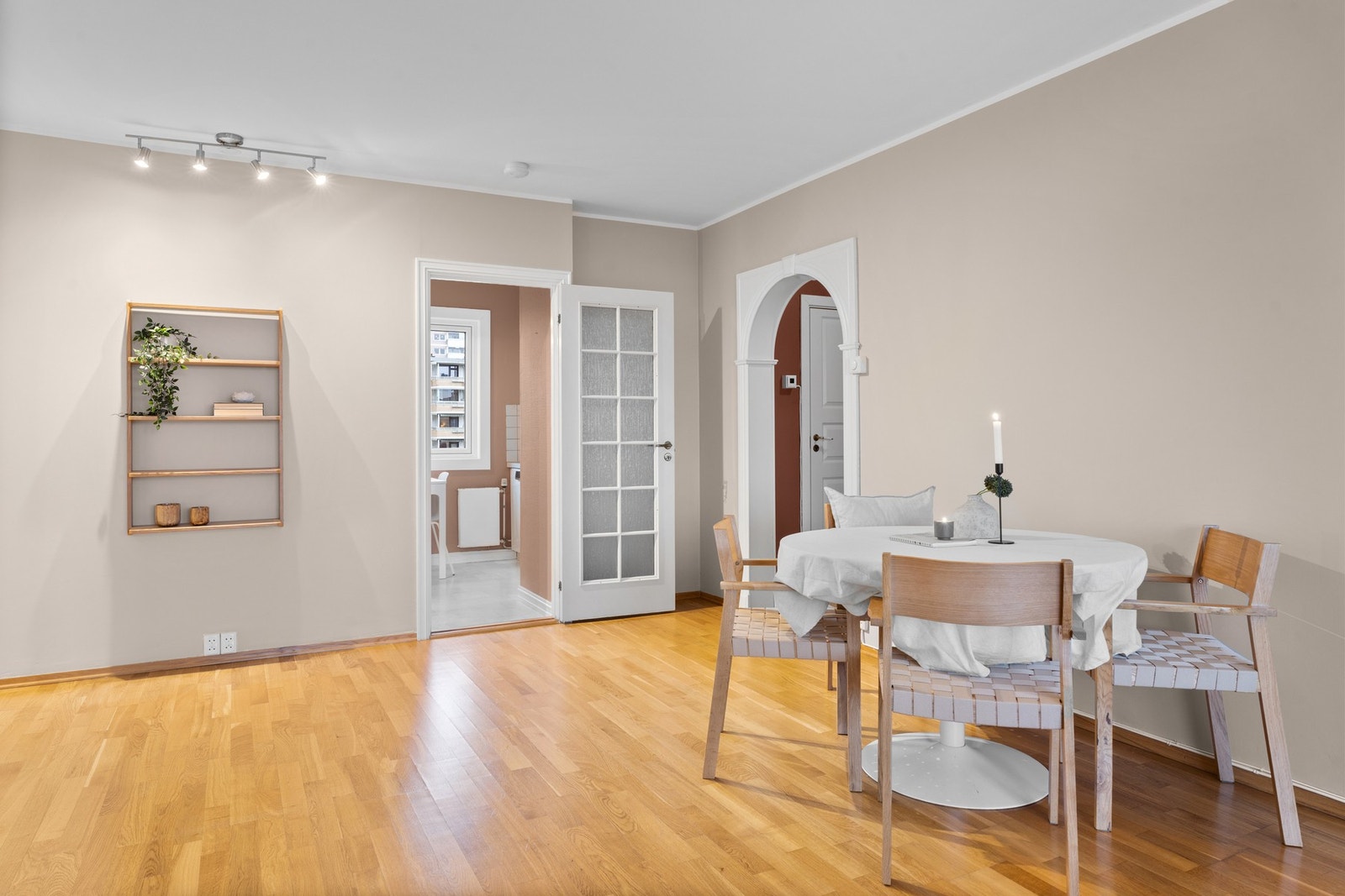 Det er tilrettelagt plass for en større spisegruppe mellom stue og kjøkken - perfekt for sosiale sammenkomster. Galleribilde