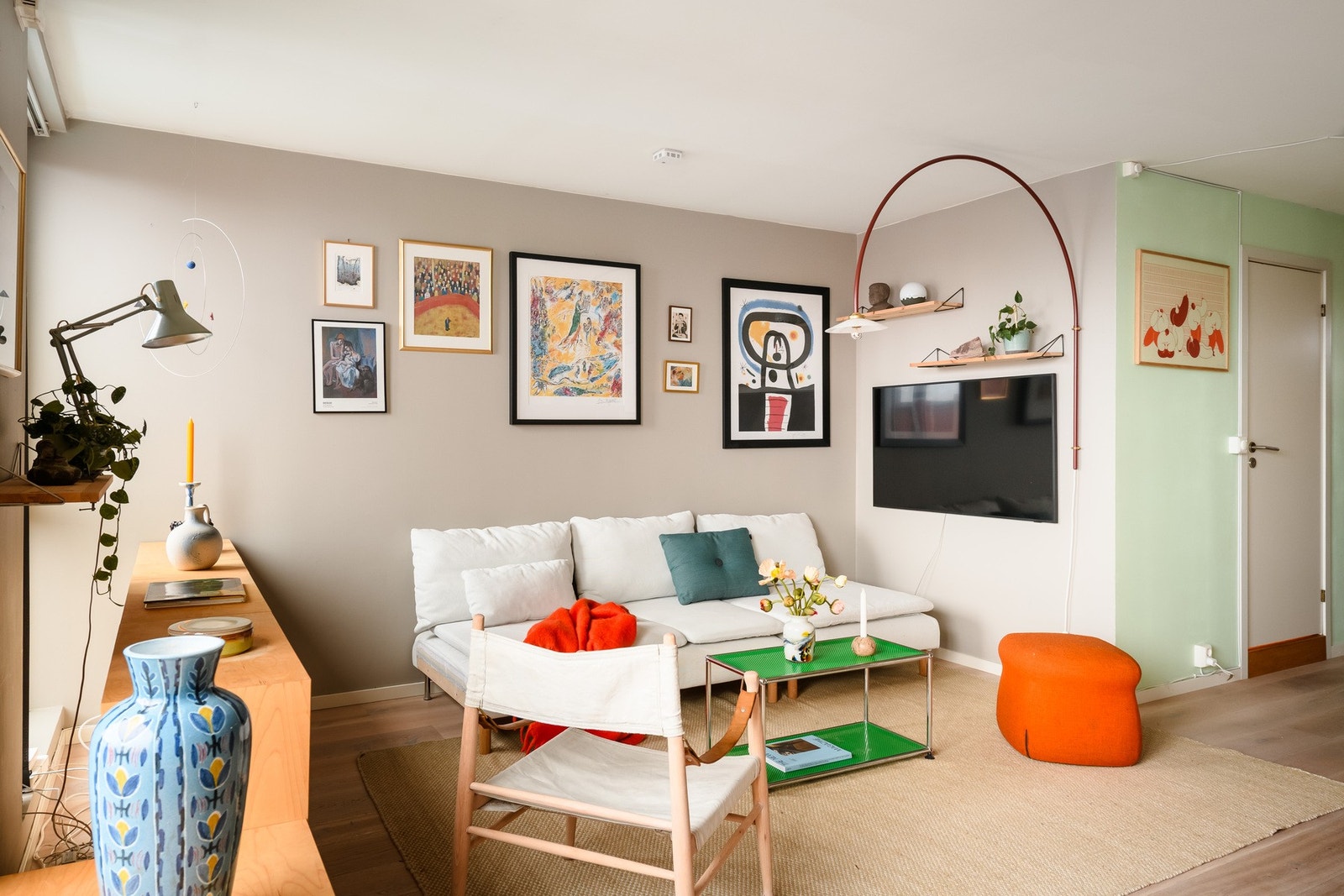 Romslig oppholdsrom på ca 25 kvm med god plass til innredning. Leiligheten er malt i duse behagelige toner. Galleribilde