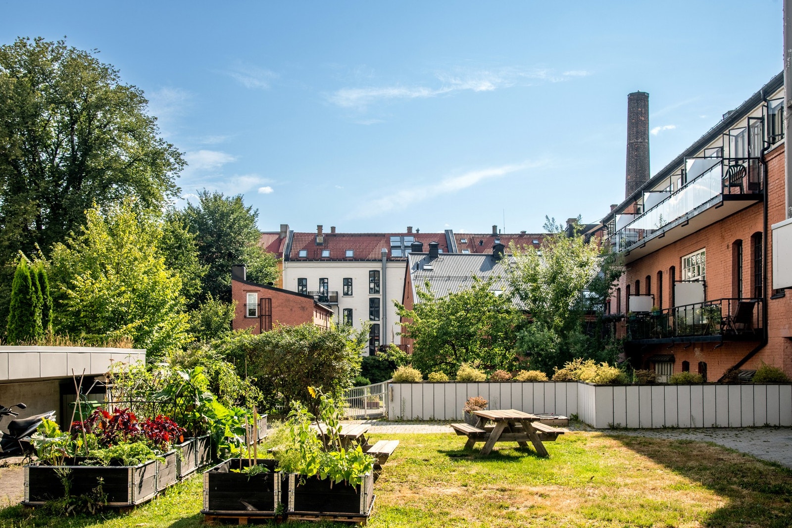 Borettslaget har en pent opparbeidet og skjermet bakgård med sittegrupper. Romslig, låst sykkelparkering i bakgård Galleribilde