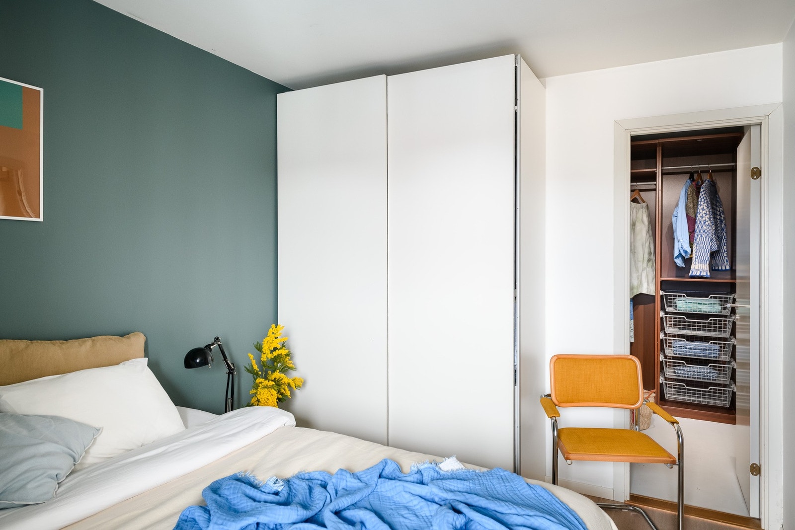 Godt med oppbevaring i en romslig skyvedørsgarderobe. Galleribilde