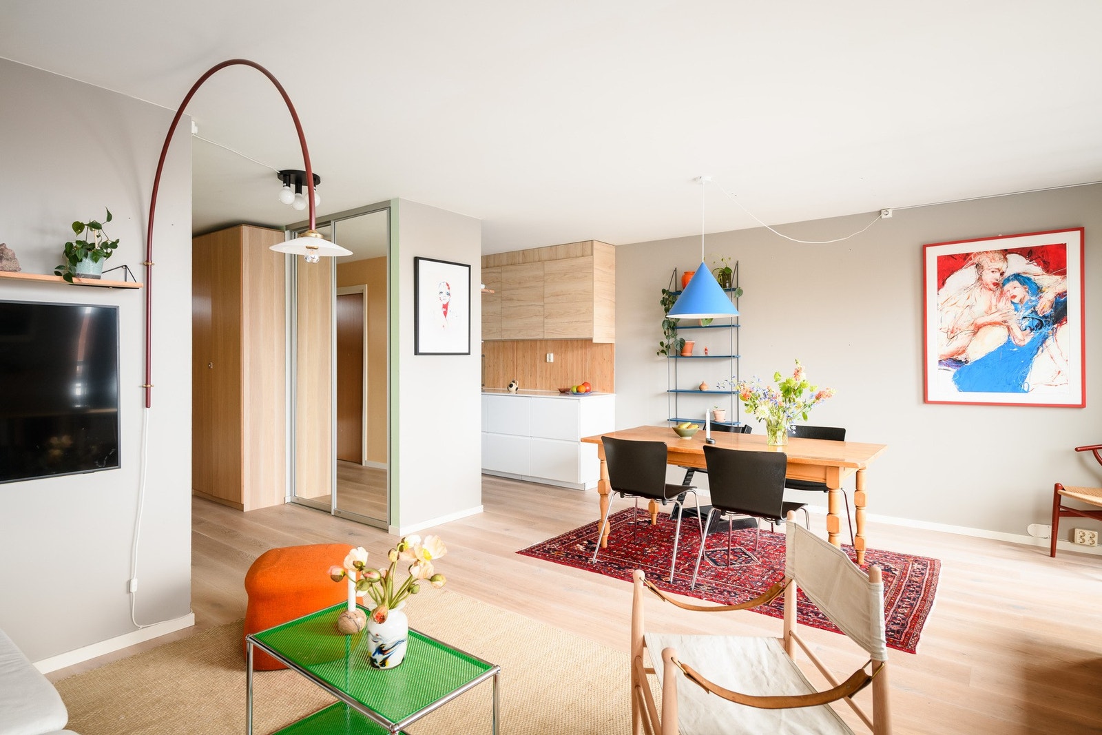 Den åpne løsningen binder stue og kjøkken sammen på en naturlig måte og skaper en sosial sone. Galleribilde