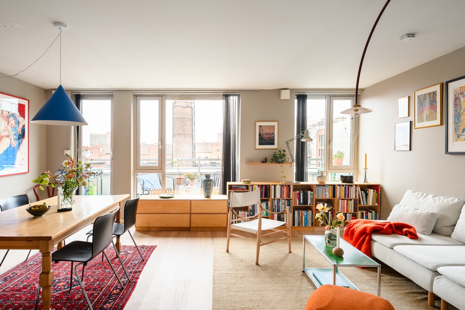 Stuen har store vindusflater som gir rikelig med naturlig lys og en luftig romfølelse. Galleribilde