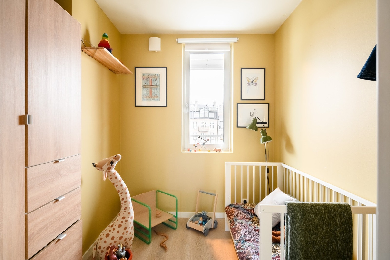 Det andre soverommet har også vindu mot den stille bakgården og egner seg godt som barnerom. Galleribilde