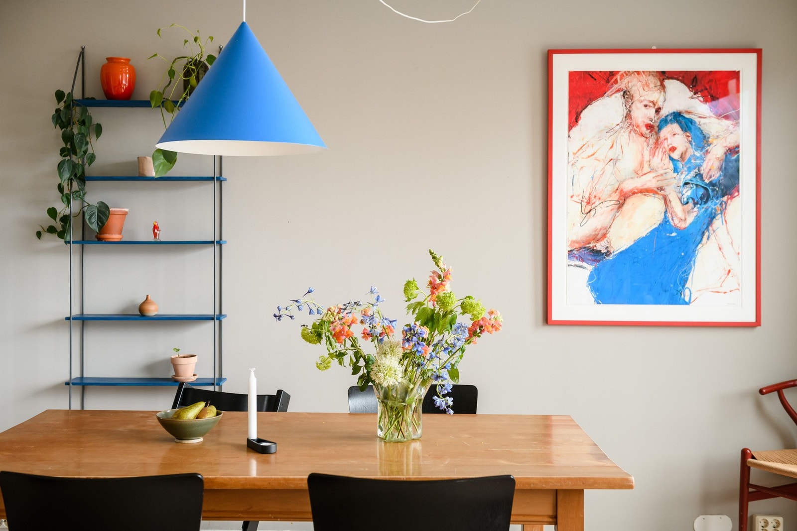 Her er det god plass til både en romslig sofagruppe og et større langstrakt spisebord. Galleribilde