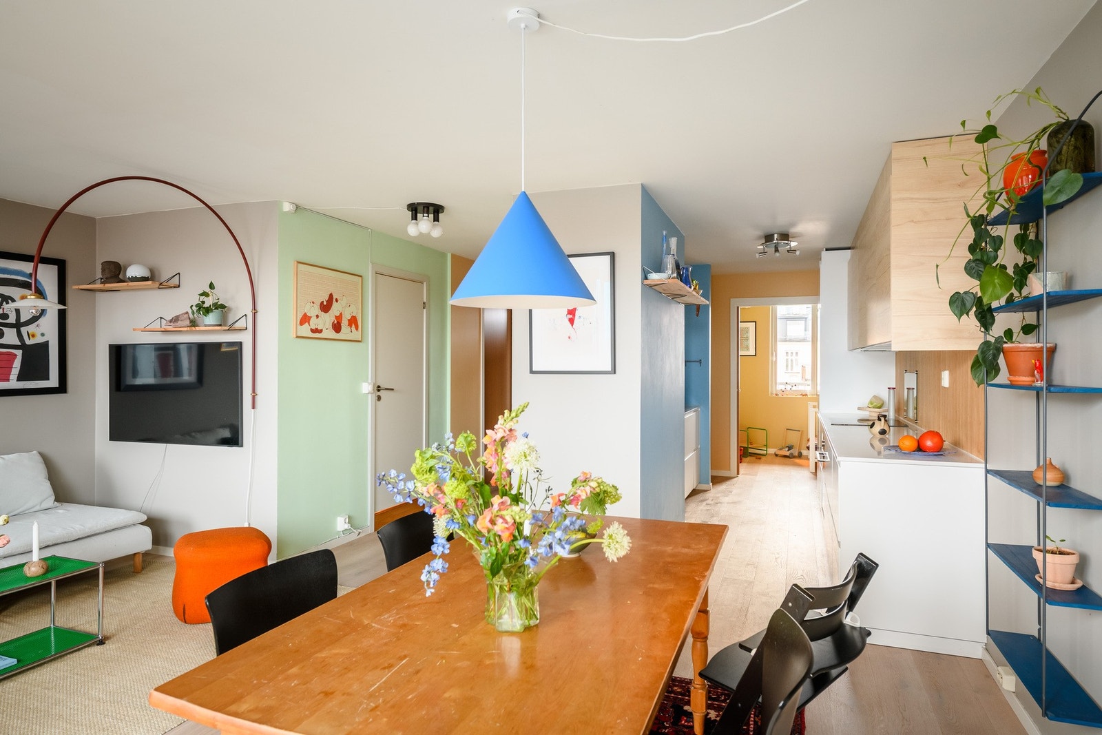 Interne siktlinjer: Utsyn fra spiseplassen mot kjøkkenet, soverom i bakgrunden og gangen, som viser leilighetens gode flyt. Galleribilde