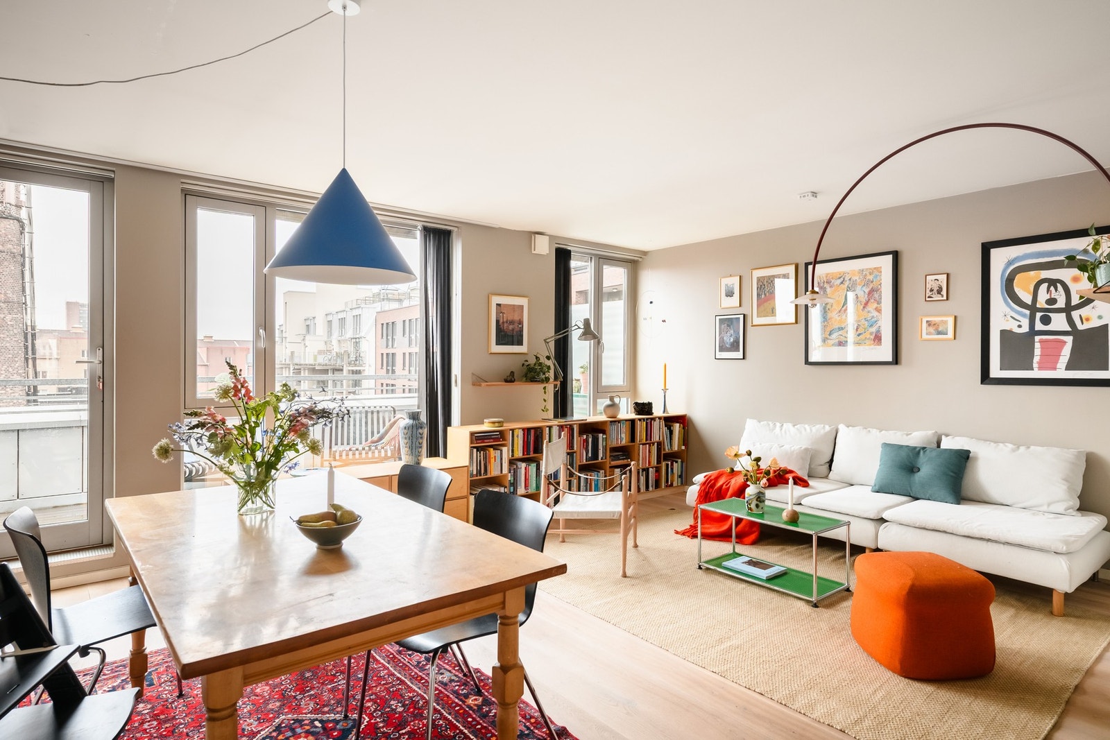 Lys og gjennomgående 4-roms med 9 kvm terrasse. Heis. IN-ordning. Varmtvann og fiber inkludert i f.kostnad. Galleribilde