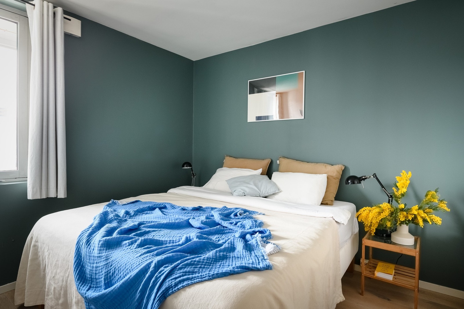 Hovedsoverommet vender mot en rolig og skjermet bakgård, uten innsyn. Galleribilde