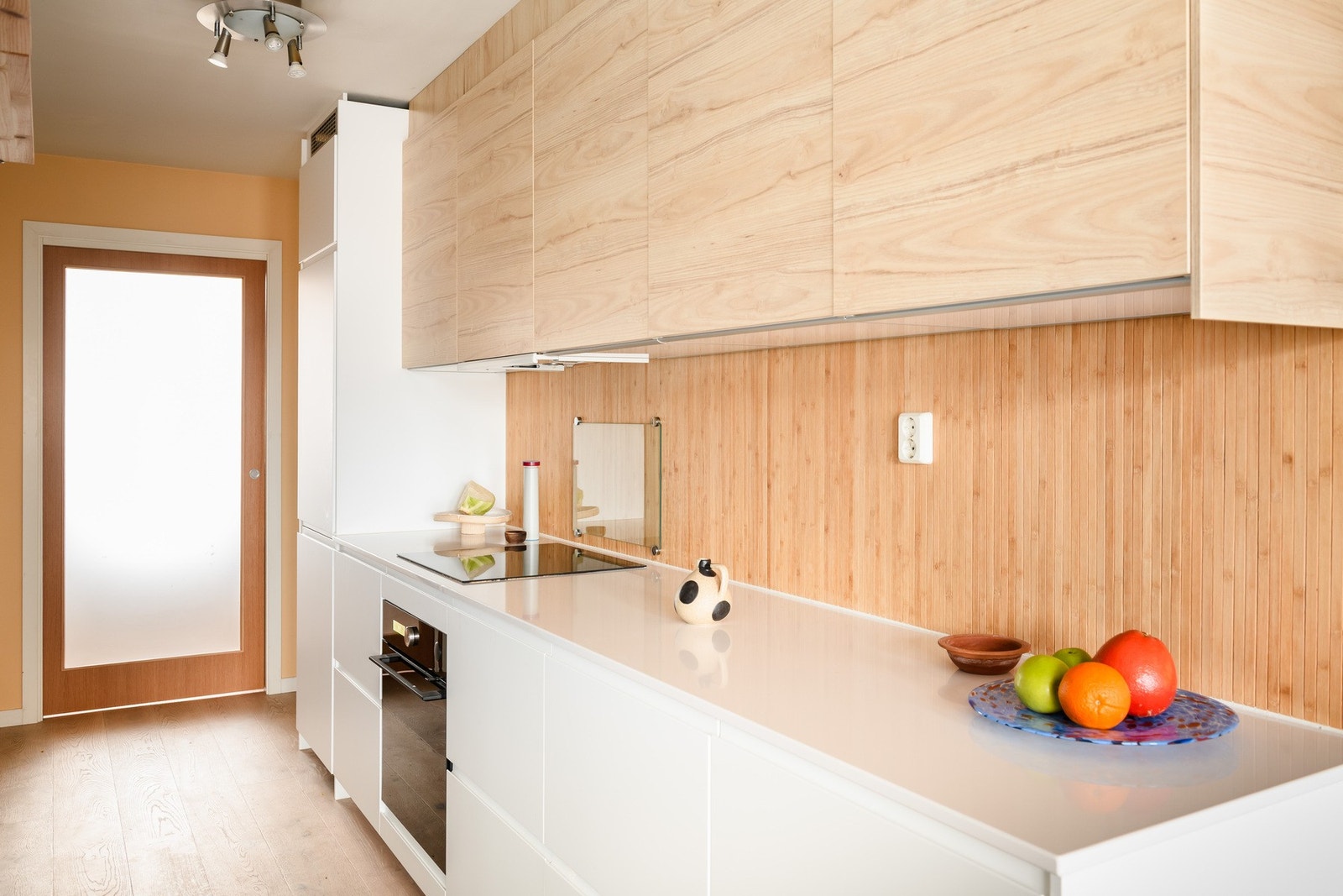 Integrerte hvitevarer og benkeplate i komposittsten. Galleribilde