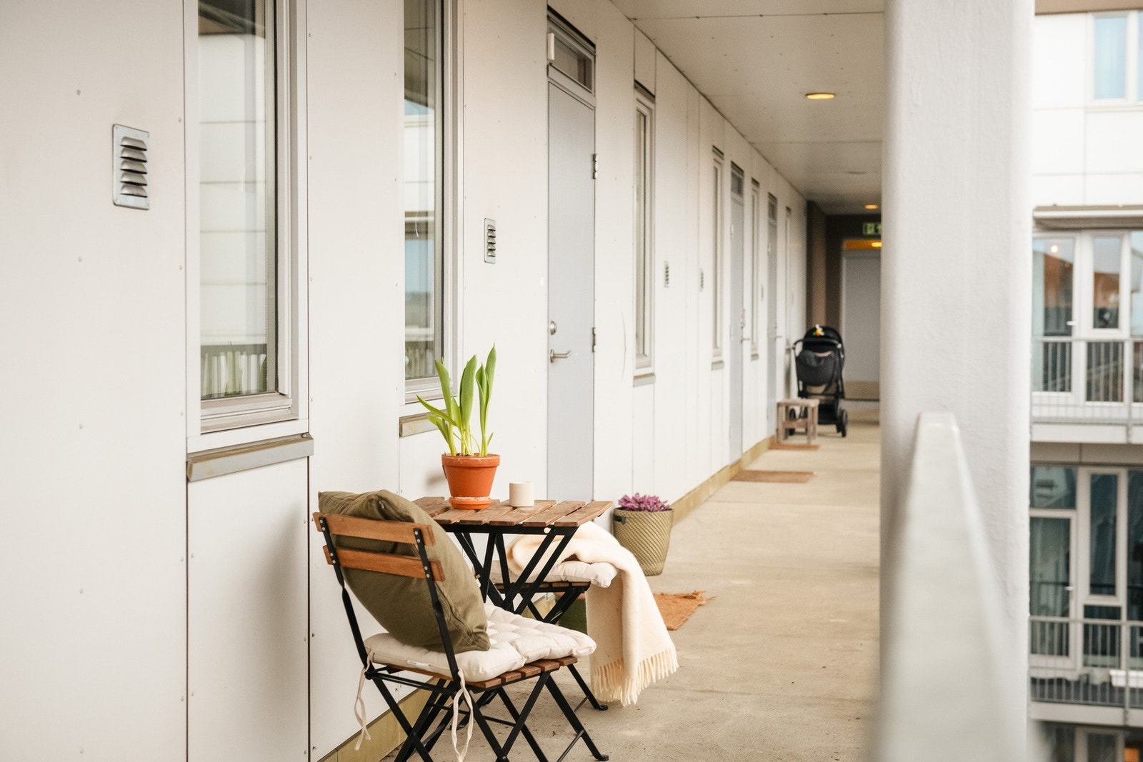 Den overbygde svalgangen er et godt sted å sette seg ut i morgen-/ og formiddagssolen. Galleribilde