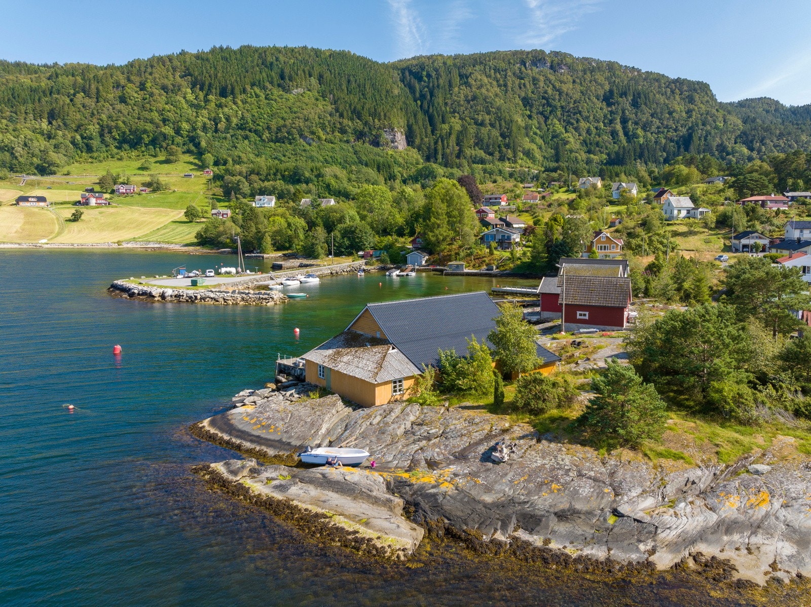 Salget inkluderer 2 tomter lengre oppe i veien som kan tas i bruk til blant annet parkering Galleribilde