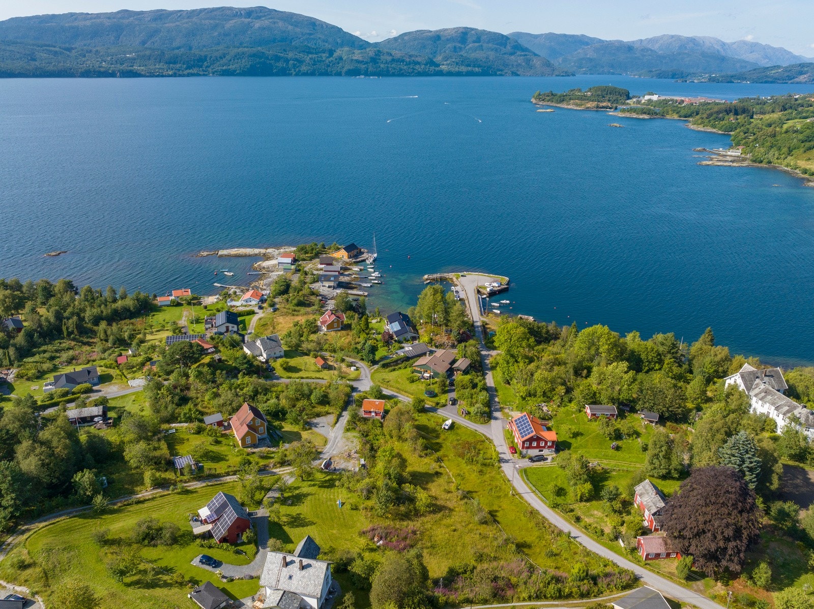 Tomtene som medfølger ligger langs kommunal vei på vei ned mot Skjørsand kai Galleribilde