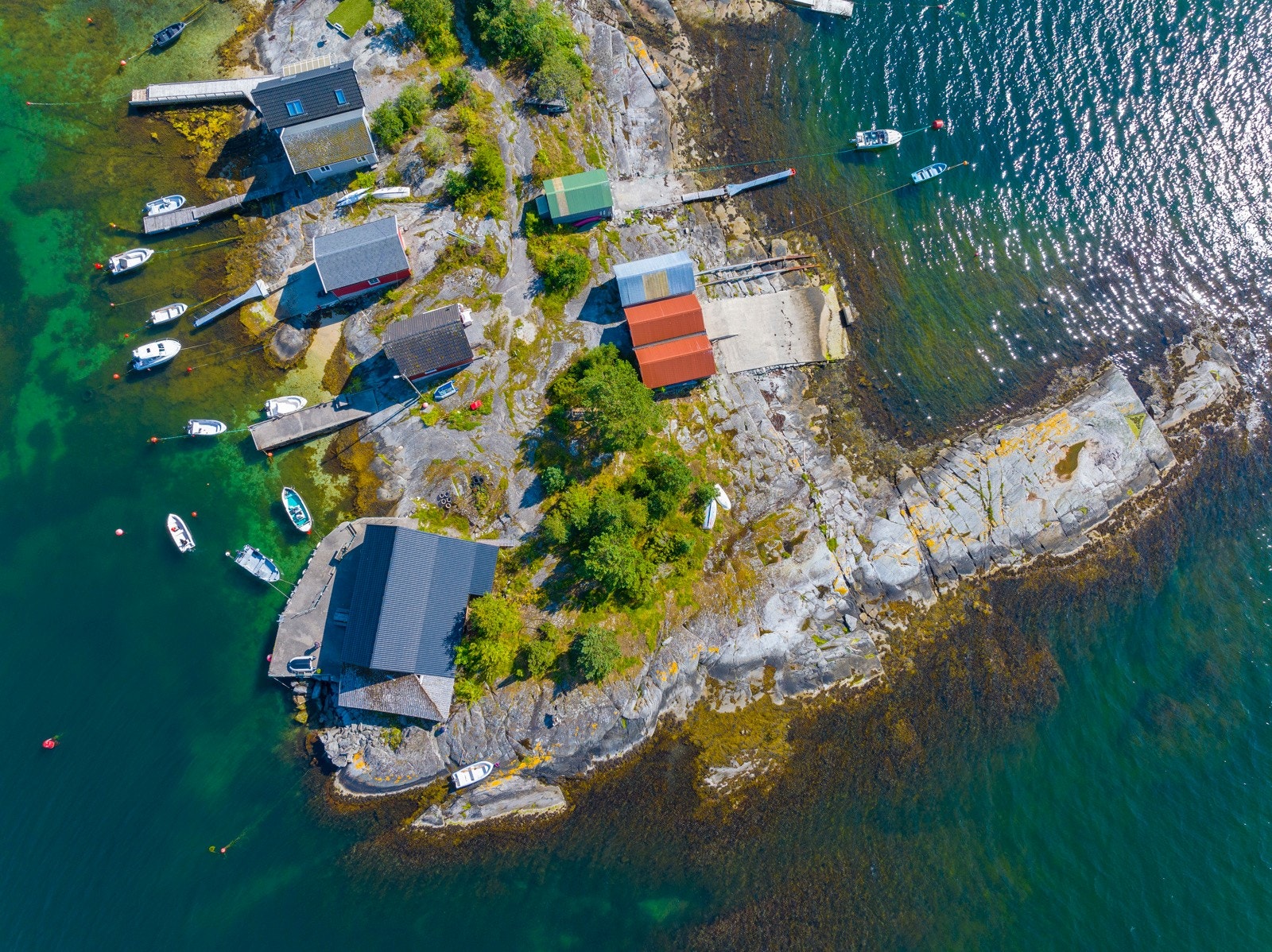 På svaberget er det en heftelse som gjelder tinglyst båtfesterett til en annen part Galleribilde