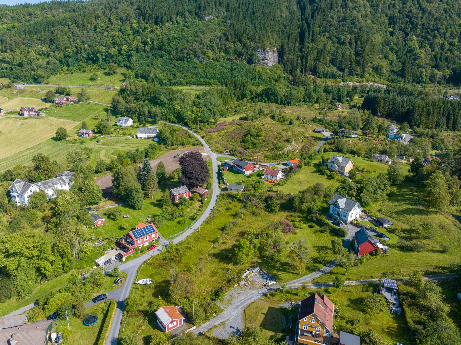 Fra Venjaneset er det under 4 km til eiendommene Galleribilde