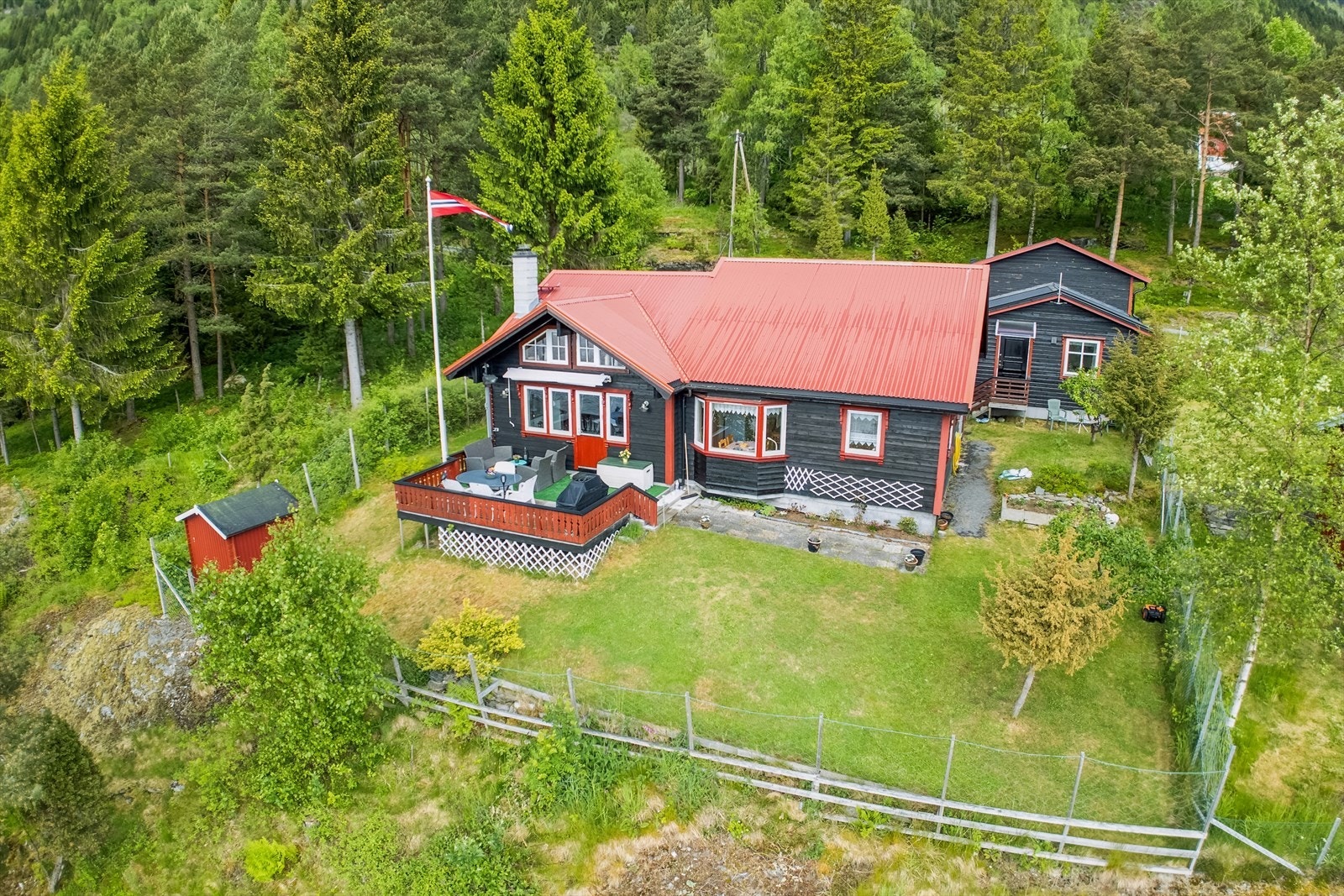 Innhaldsrik og flott eigedom med opparbeida hage! Galleribilde