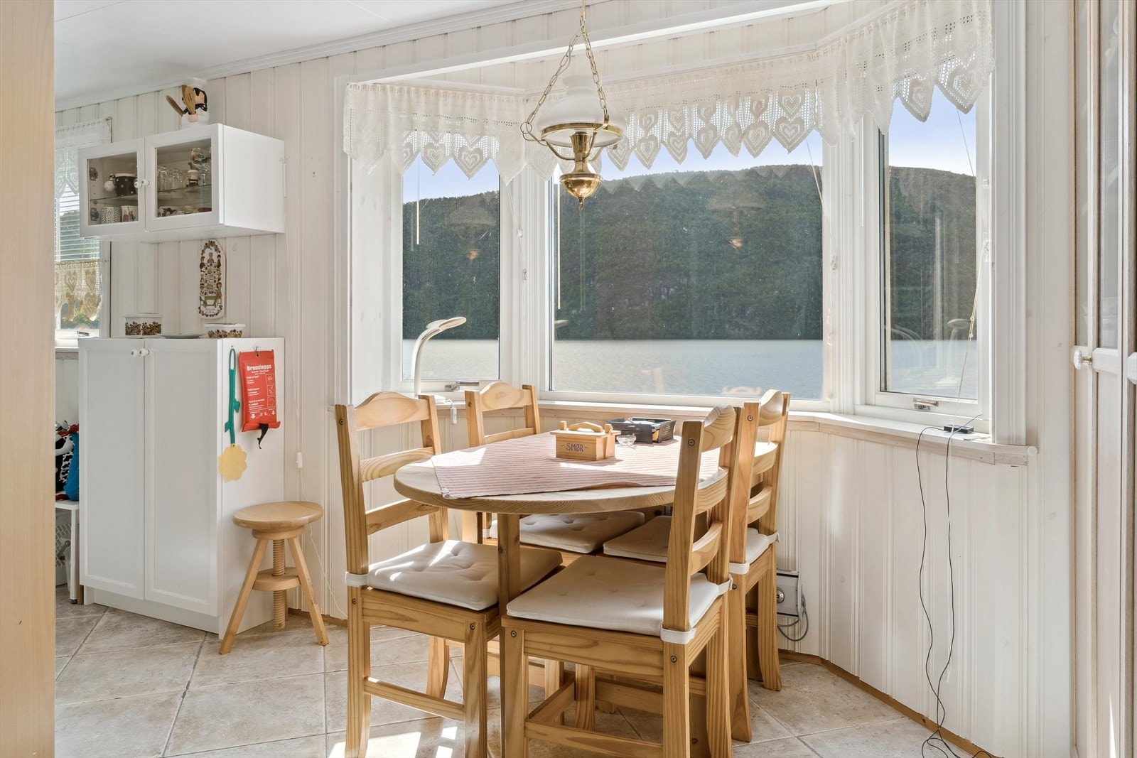 Du har plass for kjøkkenbord ved store vindauge Galleribilde