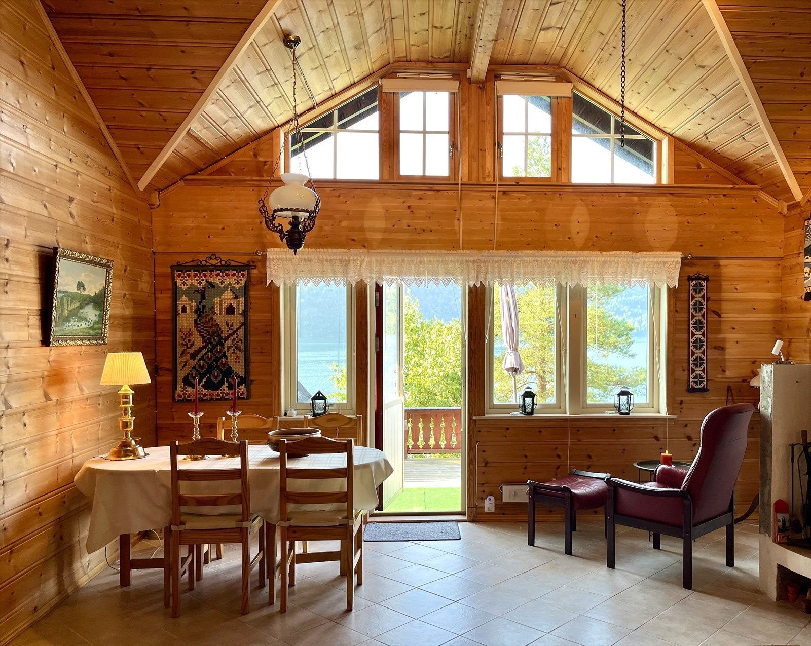 Stove med mønehøgt tak og utgang til terrasse. Nydelig utsikt mot fjord og fjellheim Galleribilde