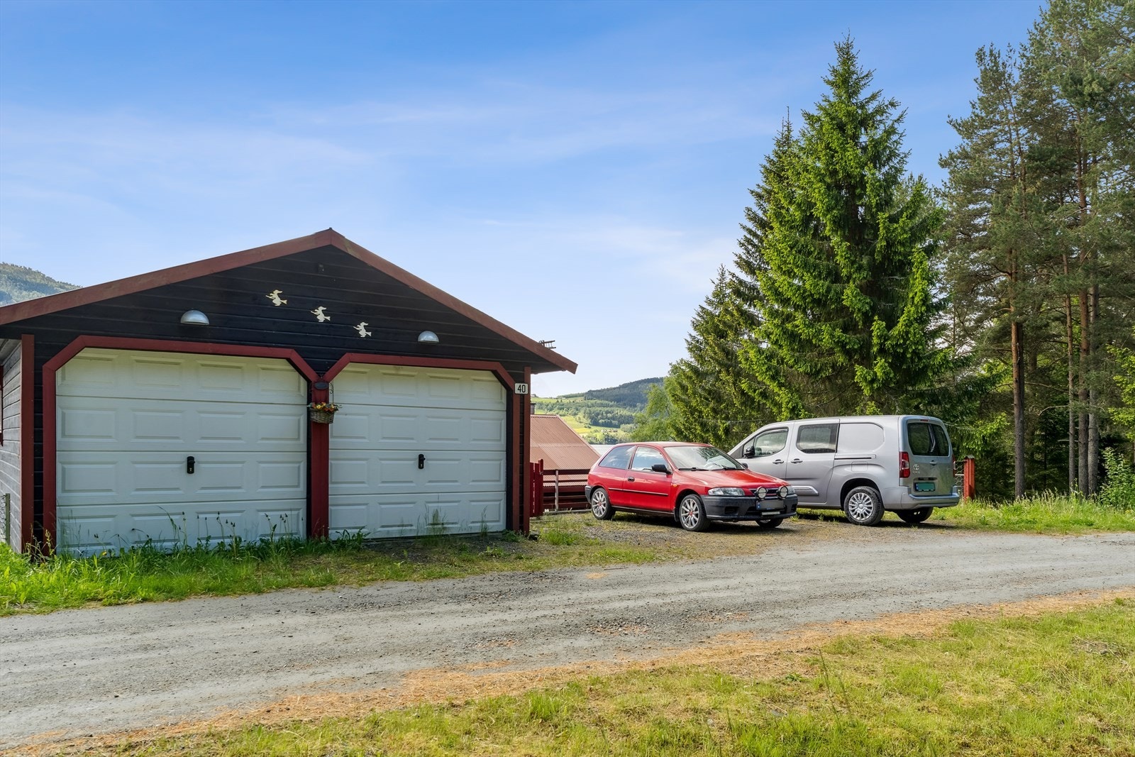 Romsleg dobbelgarasje og godt med oppstillingsplass Galleribilde