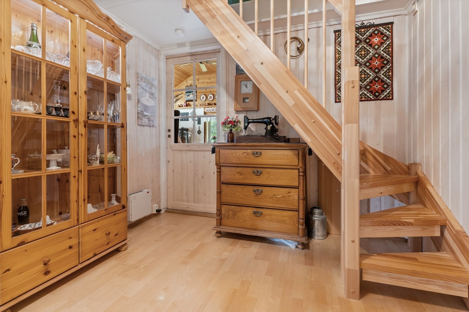 Gang med trapp frå stryntrappa til loftetasje Galleribilde