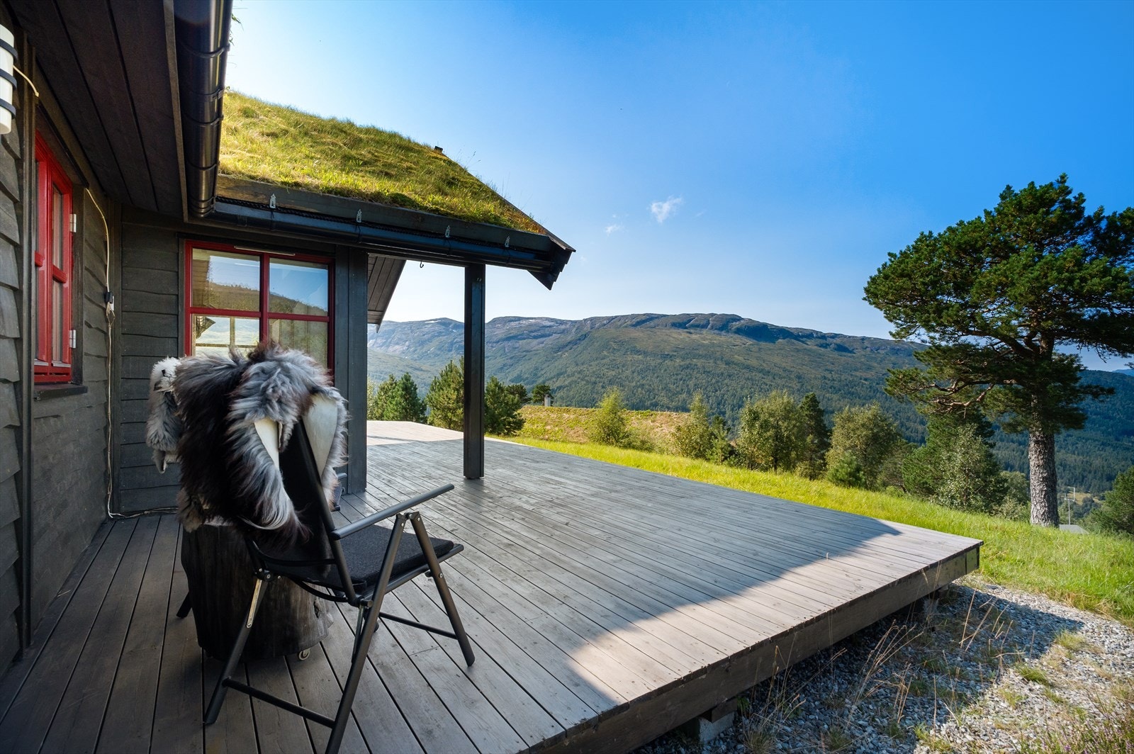 Hytta er fantastisk plassert på en høyde, og byr på en spektakulær utsikt over Voss og de omkringliggende fjellene. Her er naturen rett utenfor døren, og du har utallige turmuligheter både sommer og vinter Galleribilde