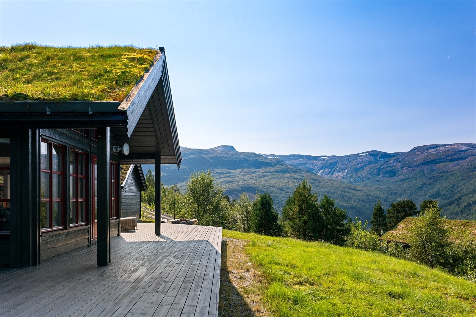 For de voksne finnes det mange flotte turer - blant annet den anbefalte turen til Veskre, via Hanslavatnet, opp til Tinden og tilbake. Galleribilde