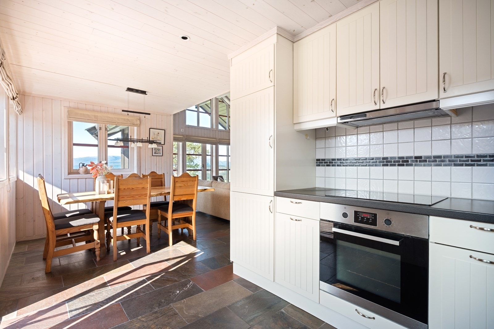 Stekeovn, induksjonstopp, oppvaskmaskin og kjøl/fryseskap følger med. Galleribilde