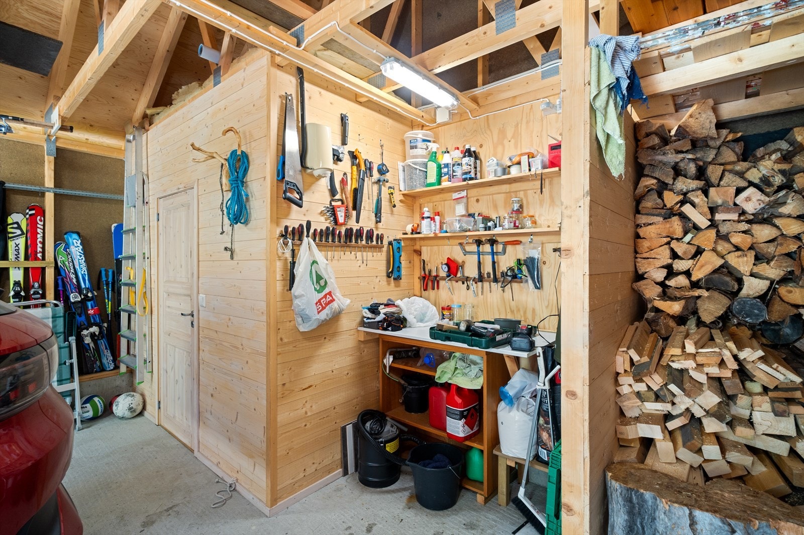 I garasjen er det praktiske løsninger for oppbevaring av det meste. Galleribilde