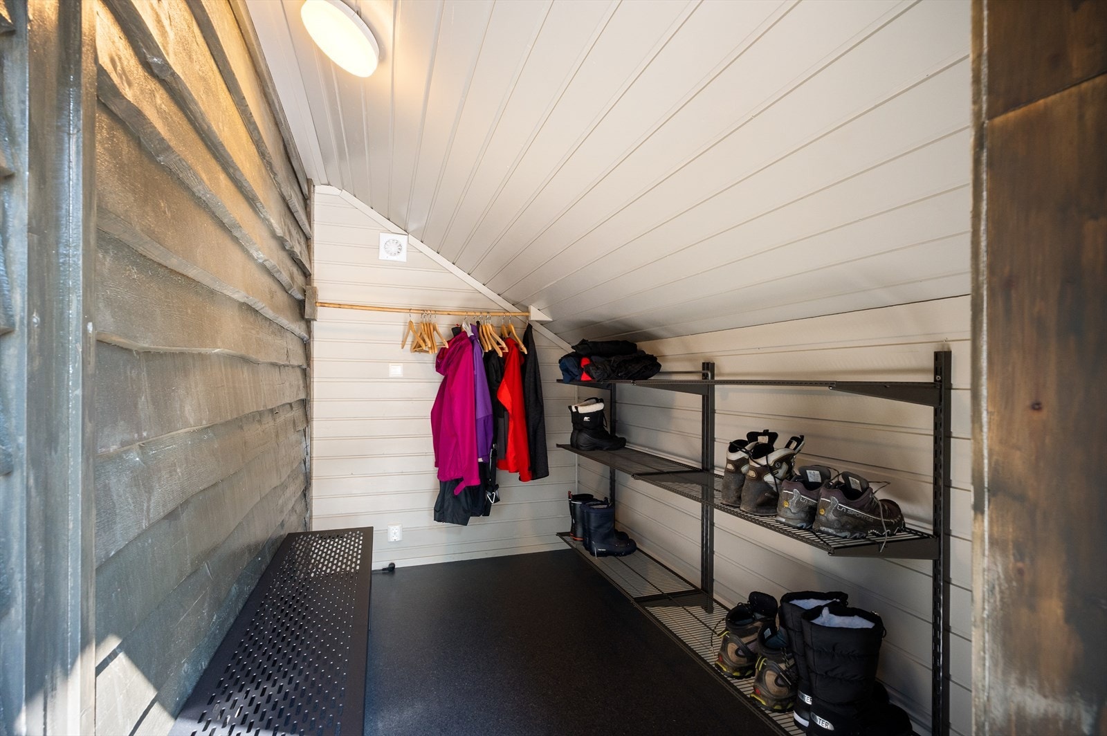 Her kan du gå inn, sette skoene til tørk, henge opp tur- og ski klær og gå tilnærmet tørrskodd inn i hytta. Galleribilde