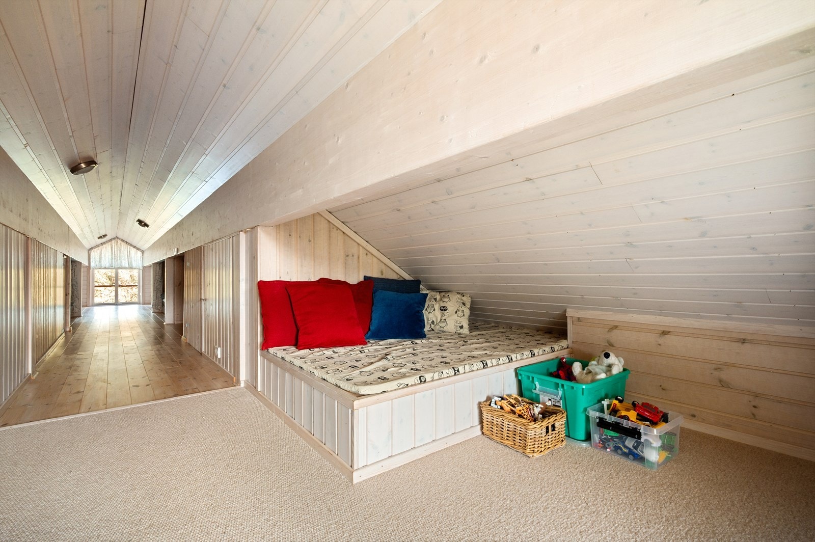 Loftet byr på en koselig loftstue, perfekt for de minste som ønsker et sted å slappe av med Tv, spill eller bøker. Galleribilde