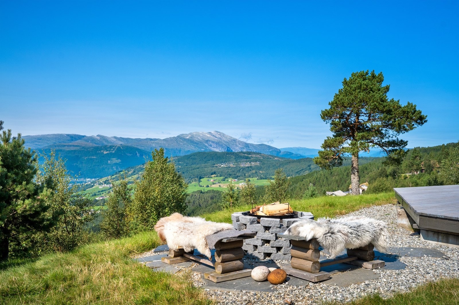 Denne flotte hytta ligger idyllisk til med vakre naturopplevelser rett utenfor døren. Galleribilde