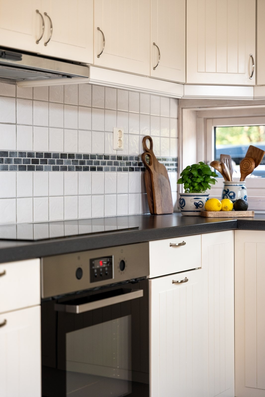 Kjøkkenet har rikelig med skapplass og alle nødvendige hvitevarer. Galleribilde