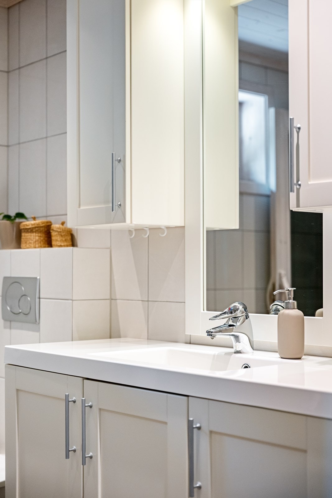 Over servanten har du også speil med innebygget lys. Galleribilde