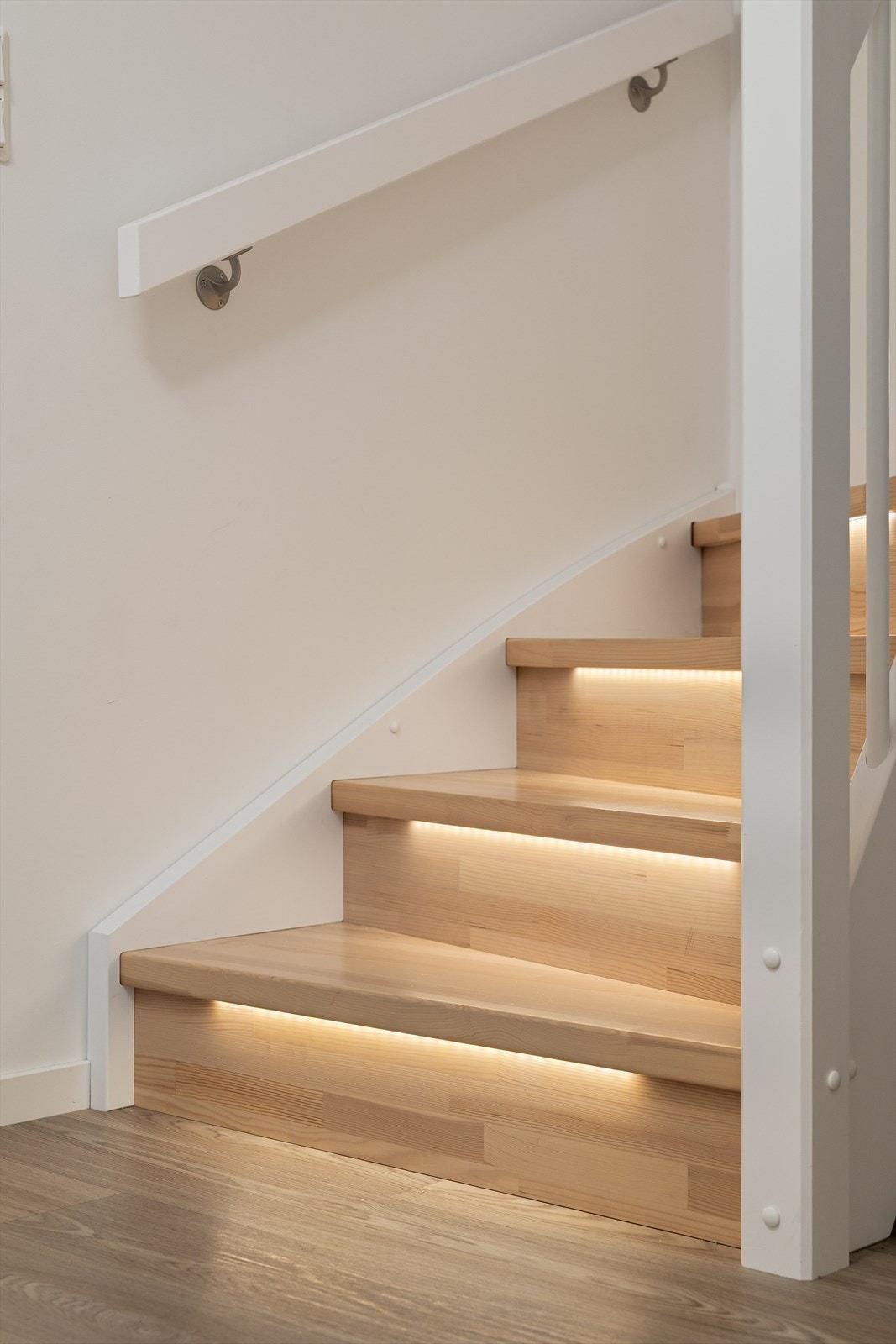 Flotte detaljer med led-lys i trinnene. Galleribilde
