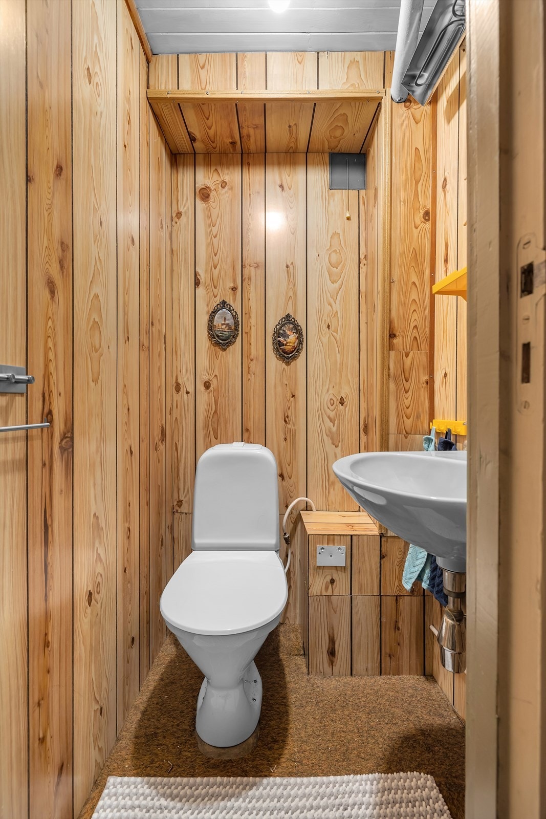 Toalettrom i kjeller. Galleribilde